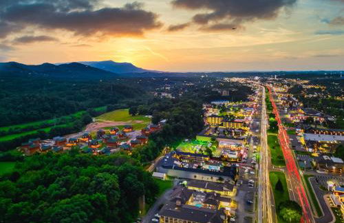 Smoky Bear Splash Top Rated Private Pool Cabin with Hot Tub, Mtn Views, Arcade Games, Excellent Location - Foto 7