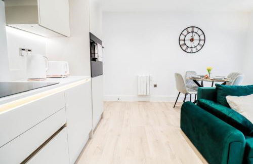 The Desborough Residence - Bright 1BR with Sofa Bed, Modern Lounge & Free Secure Underground Parking - Foto 13