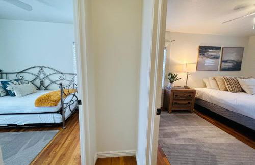Home Sweet Idahome, feels like home with all the decor you wish you could afford King bed in master, fully fenced dog friendly yard, a few blocks from BSU and downtown Boise, Your perfect stay! - Foto 23