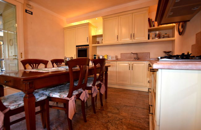 Luxurious Villa in Lombardy with Garden & Hot Tub - Photo 13