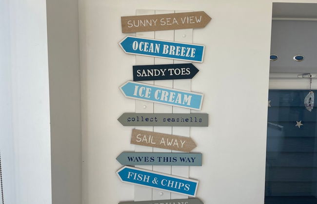 Contemporary Beachfront Bungalow With Direct Access to the Sea - Foto 20