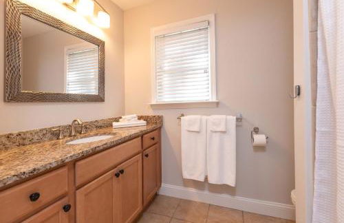 Refinished 3-BR Lowcountry Retreat - Foto 19