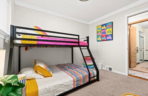 Charming Home Near Target and Parks 2 Bathrooms - Foto 32