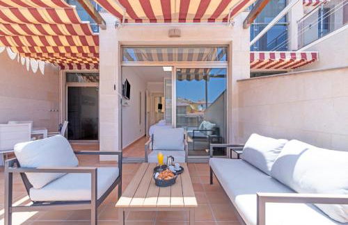 Cozy 2BR Retreat With Big Terrace, Peaceful Stay Minutes Away From the Beach - Foto 28