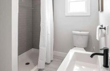 Deluxe 4-Bedroom w Huge Deck 3-Min to Downtown - Foto 17