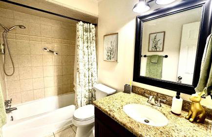 Stylish 4BR Retreat in Cypress - King Bed -Fireplace -Outdoor Patio - TVs in 4 Rooms - Foto 26