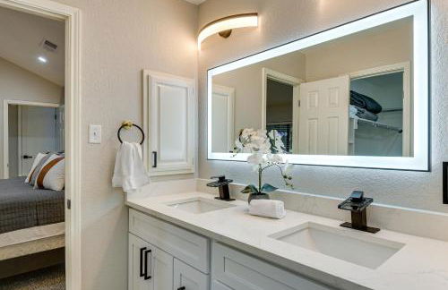 11 Mi to Six Flags! Poolside Oasis in Bedford - Foto 19