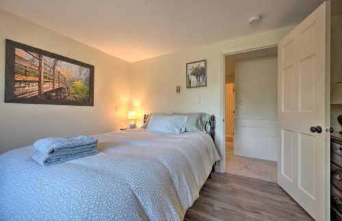 House with Balcony about 5 Mi to Cranmore Resort! - Photo 25