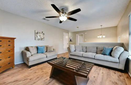 Modern Family Home, Close to Typhoon Texas and Tesla Gigafactory - Photo 13