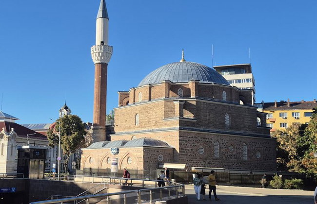Feel the City: Insider Walking Tour of Sofia With a Local Expert Guide - Foto 1