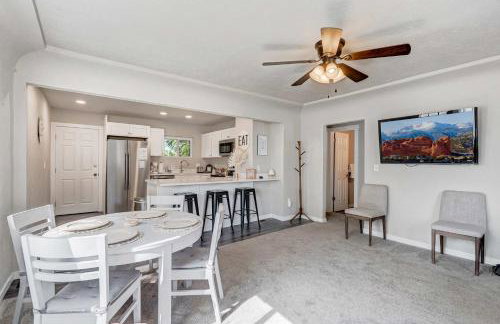 Newly Built 3BD Retreat w Mtn Views & Game Room - Foto 10