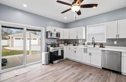 Hot Tub N64 Mins to Downtown Sleeps 8 - Foto 60