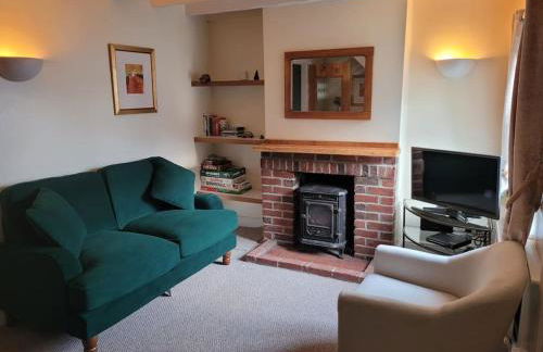 Two Bedroom Cottage (rural setting with good Access links) - Photo 4