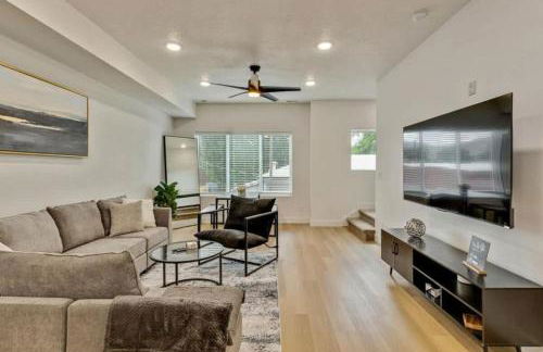 3 Min to DT - 2 Car Garage - Lux Townhome - King Bed - Foto 25