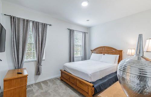 4BR Bella Vida Lakeview Pool Townhome - Photo 16