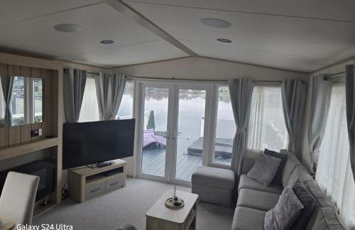 Lakeside Holiday Home with Hot Tub - Foto 28