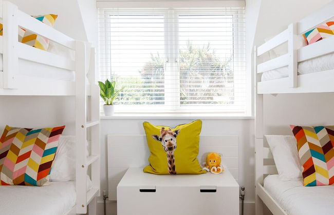 Gorgeous Home for 12 - Walk to Beach - Sea View - Photo 3