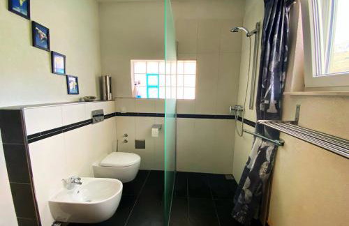 Modern Red & Blue Apartment - Photo 16