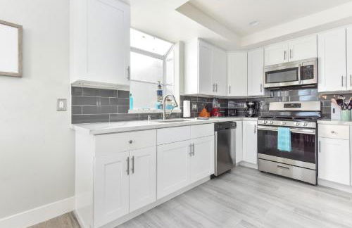 Sunset Island 3 Level Home on the Water sleeps 10 - Photo 22