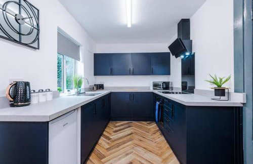 Spacious 3 bedroom close to Leeds city centre with parking - Short Stay Leeds - Foto 1