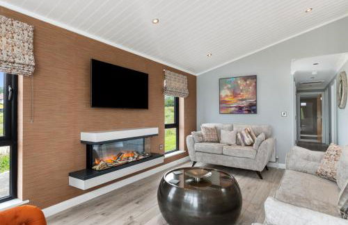 Ael-Y-Bryn - Luxury Lodge, Hot Tub, Three En-Suite Bedrooms - Photo 4