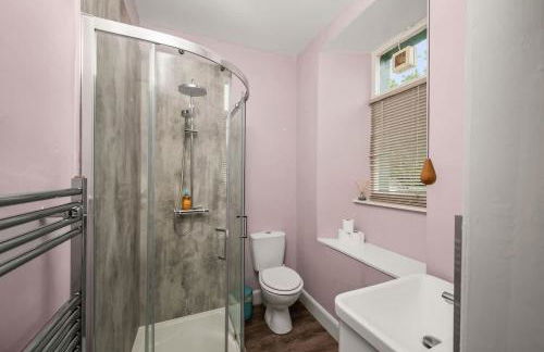 Rosebank House - 12 Guests, 6 Ensuite Bedrooms, EV point, Games Rooms, Wood Burner, Pet Friendly! - Photo 55