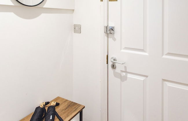 2 Bed Apartment Right on Trafalgar Square - Photo 19