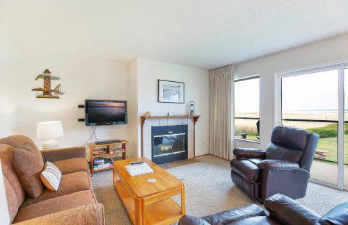 Stunning Views from this Waterfront Condo - Foto 8