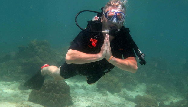 Submarinista en aguas de Phi Phi
