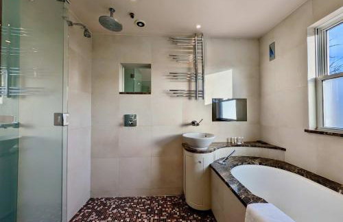 Stunning 4 Bedroom House in Old Windsor Perfect for Families & Groups - Foto 26