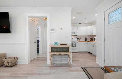 Coastal Vibes! Tropical heated pool home short drive to the beach - Foto 10