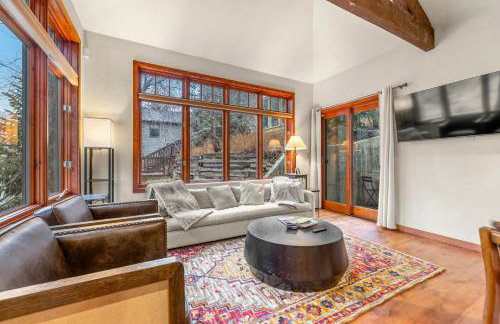 Spacious 5 Bed Retreat, Walk to Lifts and Main - Photo 4