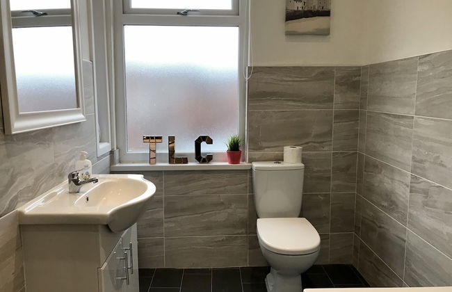 Stylish 3 Bedroom House Only 5 Mins From M6/m58 - Photo 16