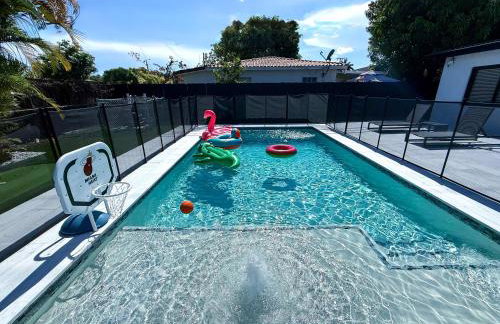 The LuxeLanding MIA- Swimming pool, Oasis Lounge, Mini Golf, BBQ and Hibachi Grill , and Outdoor Games - Photo 17