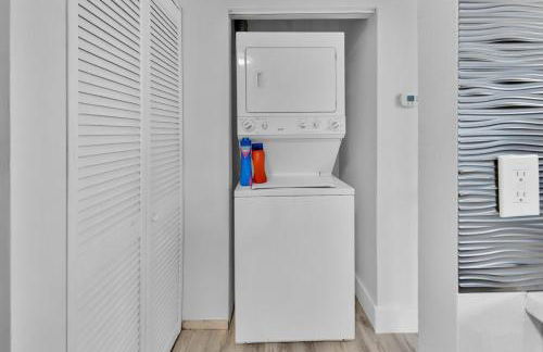 240 Queen Bed, 3 Pools, 80in TV - Foto 17