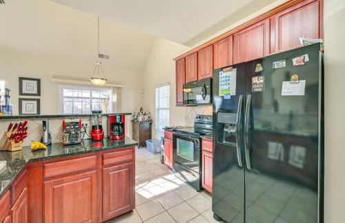 6 Mi to Charlotte Motor Speedway Home with Fire Pit - Foto 11