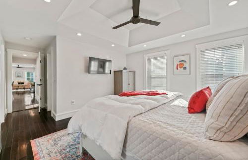 Upscale Azure by Saratoga Stays - Photo 21