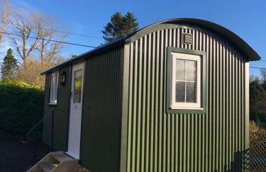 Green Valley, Cotswold stay with hamper - Photo 22