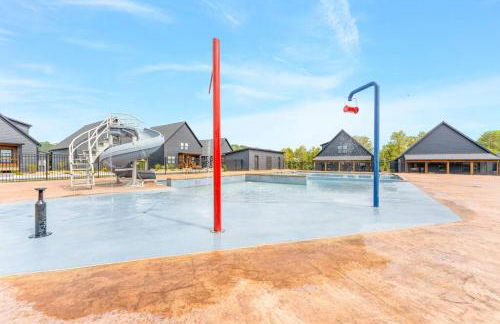 The Luxx - ALL NEW / 4 BD / Poolside / Hot Tub / Lake View - Foto 9