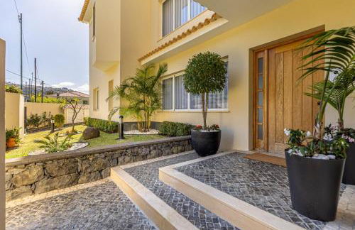 Luxury villa with private heated pool, garden and views of the sea and mountains. - Photo 68
