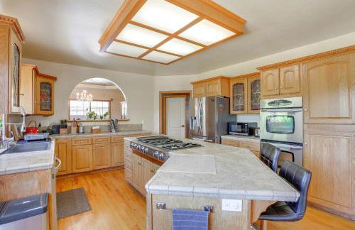3 Mi to Sequoia Park Zoo Spacious Home with Sunroom - Foto 10