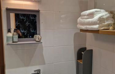 The Nook- Cotswold guest room - Photo 26