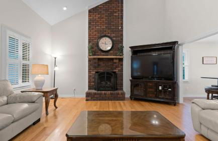 Sleeps 22, Lakefront w/ Private Dock & Pool, 2 Houses Lake Living by Avantstay - Foto 146