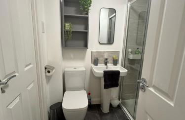 #53 Stylish 4 Bed Home 2 Full 1 Half Bath Free Parking - Foto 6