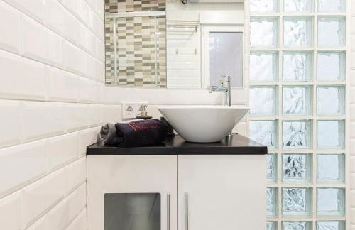 Madrid Río Apartment - Photo 17