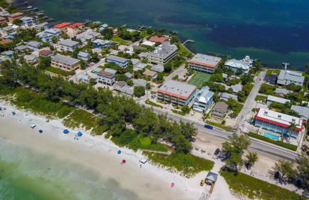 Perfect Beach Getaway with Bay Views & Boat Dock & Trailer Parking - Foto 16