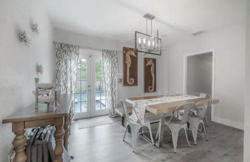 Central Perk Retreat | Heated Pool + Zoo 1 Block! - Foto 16