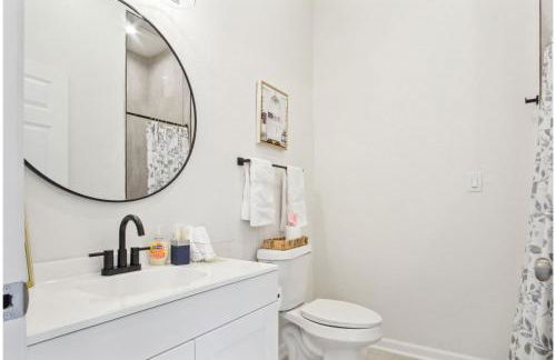 3BR-2BA Cityscape Haven with Panoramic Tower View - Foto 23