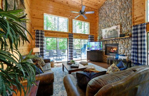 Hickory Bear - Cabin surrounded by pines, Sleeps 10, Hot Tub, Fire Pit, Arcade, Foosball Table & Deck Slide - Photo 7