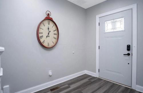 Beautiful 4 Bedroom House Near Downtown Columbus with Garage Parking and Backyard - Foto 14